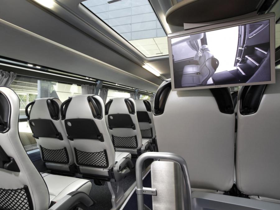 Интерьер Neoplan Skyliner 2010 года  (фото 9 из 13)